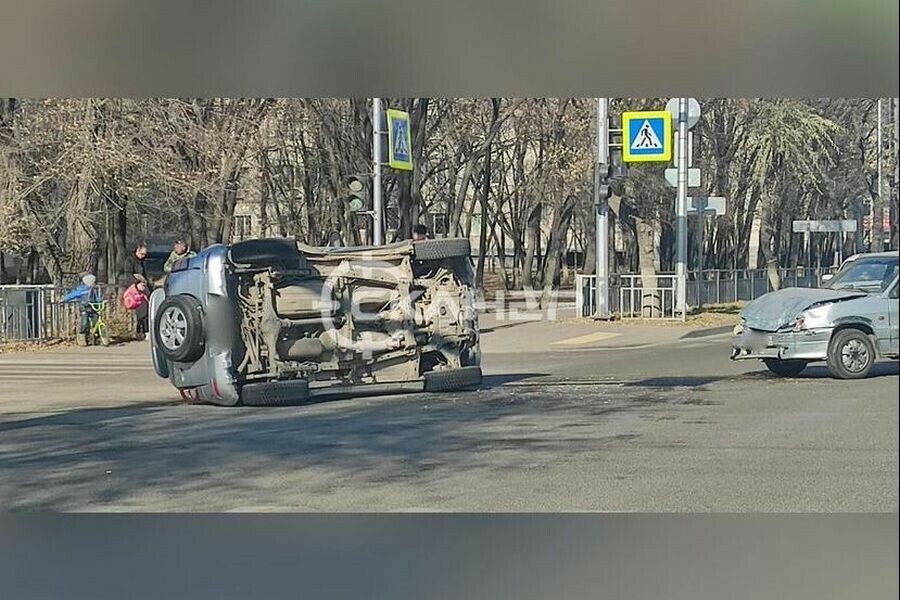 На Калинина в Благовещенске произошло серьезное ДТП одна машина перевернулась Момент аварии попал в кадр видео