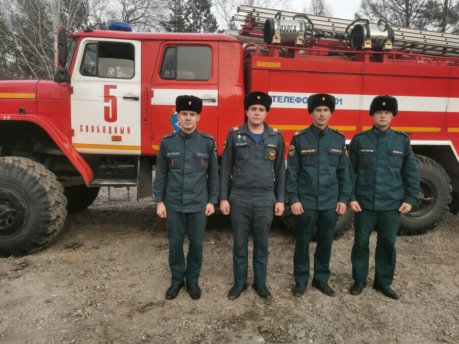 В Свободном пожарные спасли из горящей квартиры полуторагодовалую девочку и ее сестру 