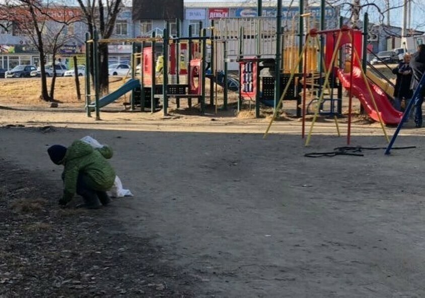 В Зее маленький мальчик в одиночку навел порядок на детской площадке
