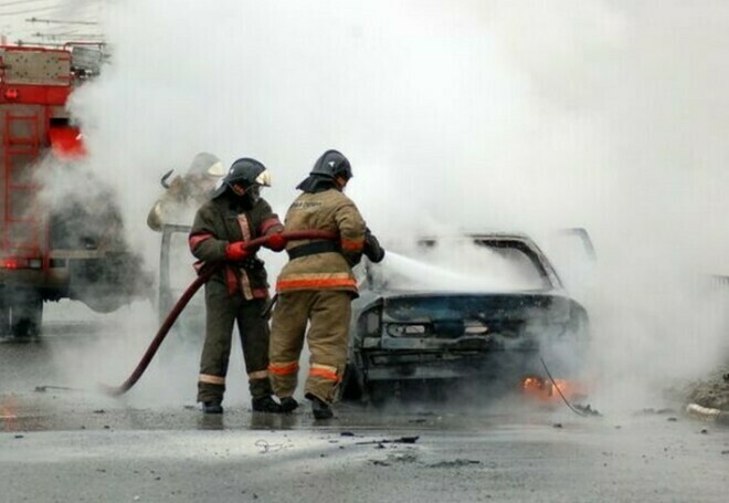 В Благовещенске ночью на парковке сгорел автомобиль видео