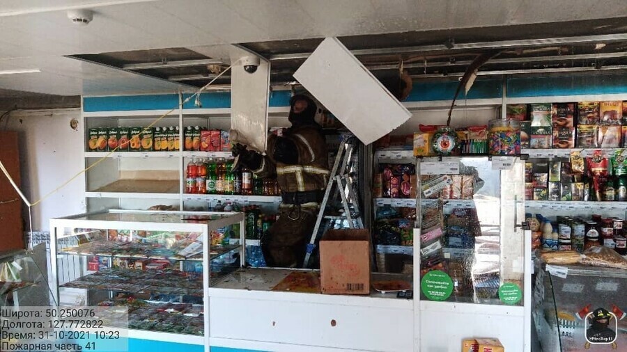В Благовещенском районе пожарные спасли магазин