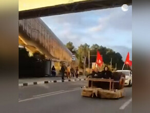 Мужчина ездил на диване по Сочи и получил штраф видео