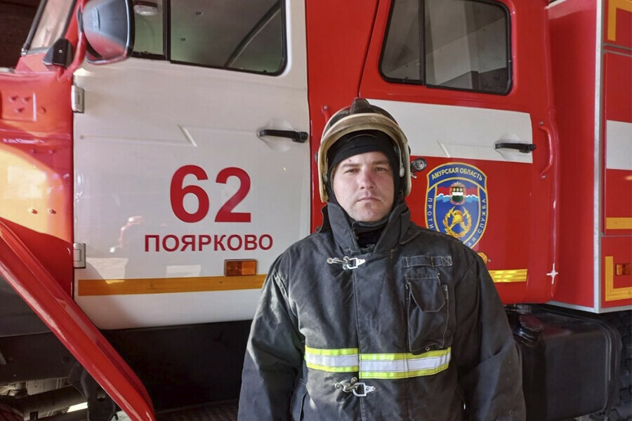 Пожарный в Приамурье спас автомобиль из огня