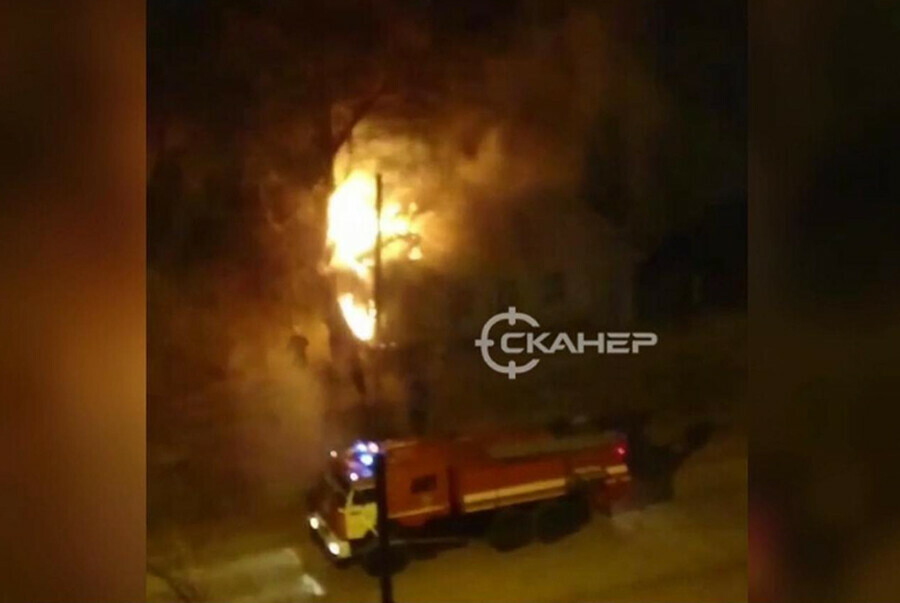 Рано утром в центре Благовещенска загорелся дом видео
