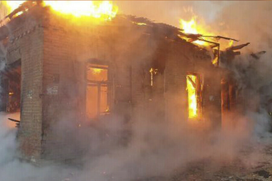 В Благовещенске загорелось здание на улице Горького фото видео 