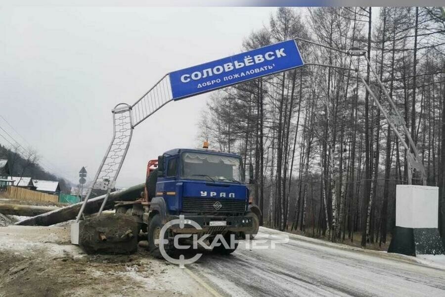 На севере Приамурья изза ДТП на спуске образовалась пробка из фур видео