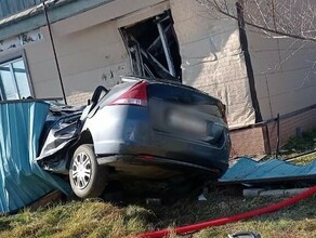 В Приморском крае несовершеннолетний подросток врезался на машине в забор Двое погибли