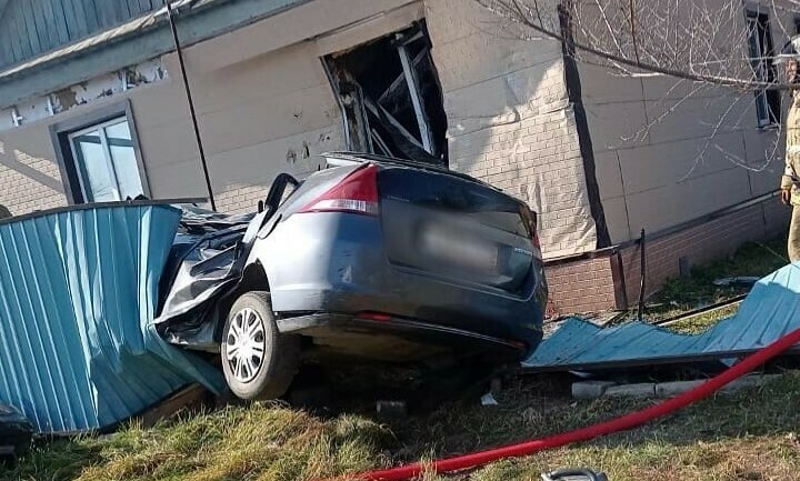 В Приморском крае несовершеннолетний подросток врезался на машине в забор Двое погибли