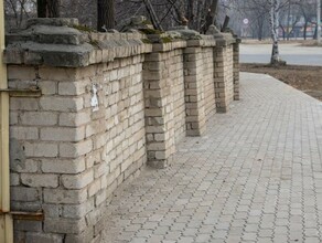 В Астрахановке по просьбе общества слепых сделали новый тротуар и спилили мешающие ветки