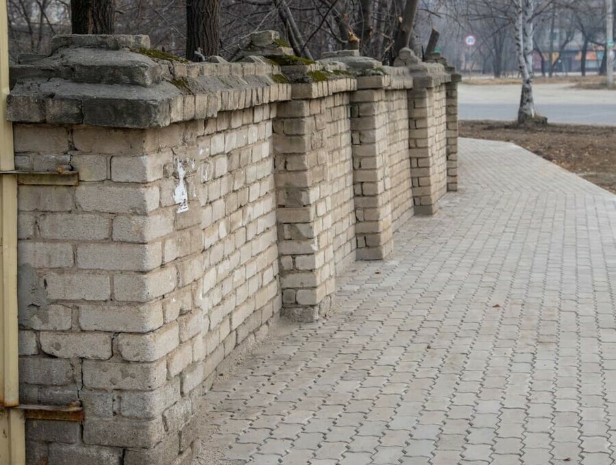 В Астрахановке по просьбе общества слепых сделали новый тротуар и спилили мешающие ветки