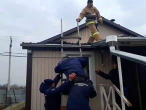 В Тамбовке пожилой мужчина ремонтировал крышу дома и не смог спуститься