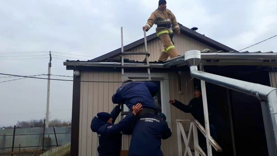 В Тамбовке пожилой мужчина ремонтировал крышу дома и не смог спуститься
