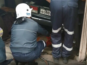 В Благовещенске пожилого мужчину придавило автомобилем видео