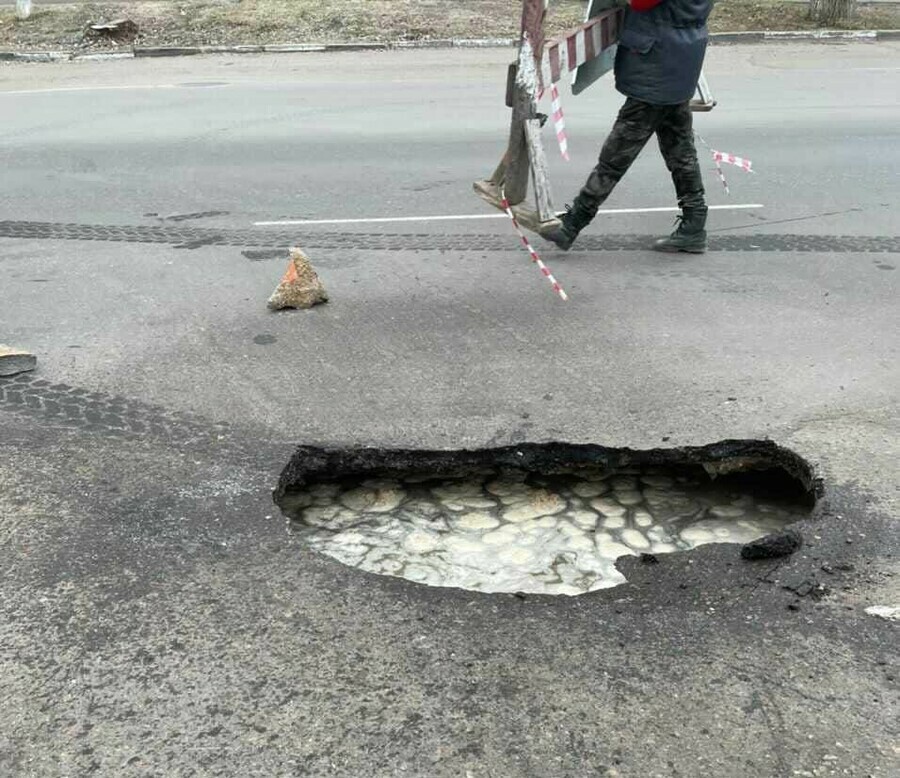 В Благовещенске провалилась дорога к Росздравнадзору видео