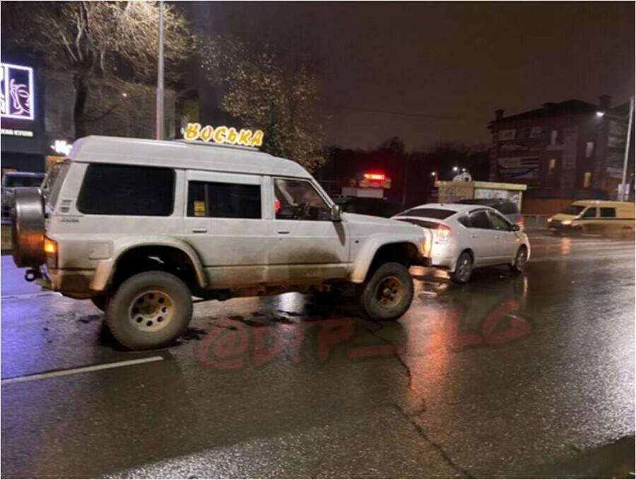 Соцсети в центре Благовещенска в пострадавшие в ДТП автомобили врезался третий водитель убежал