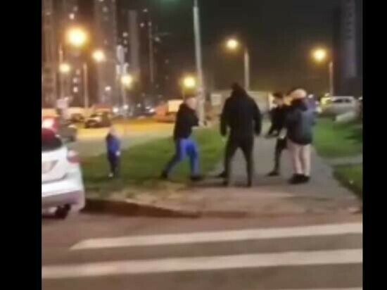 Мигранты толпой набросились на москвича с ребенком Выяснилось что стало причиной