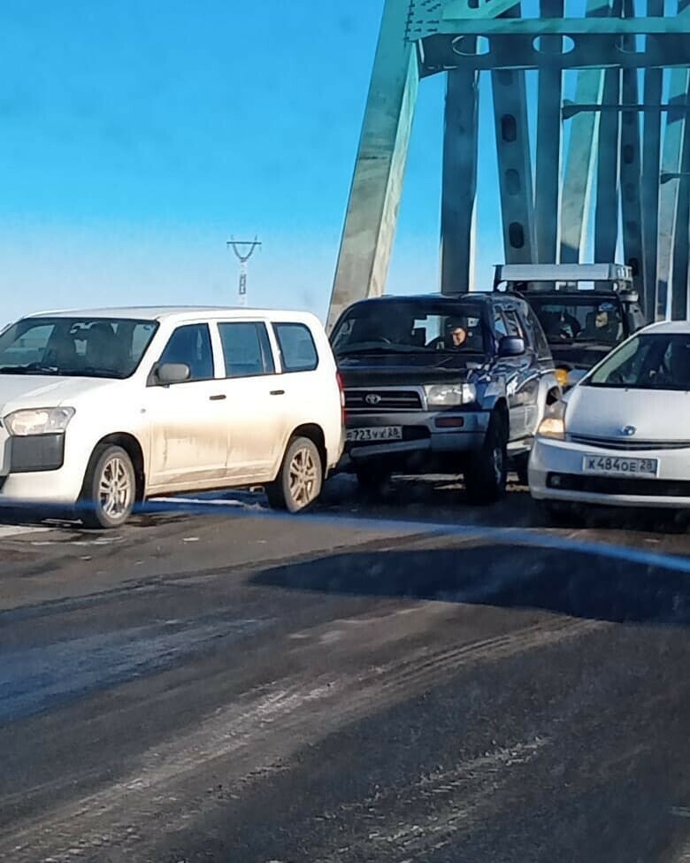 В Благовещенске на мосту через Зею произошло тройное ДТП