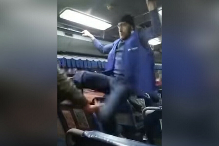 Во Владивостоке водитель и пассажир подрались прямо в автобусе видео