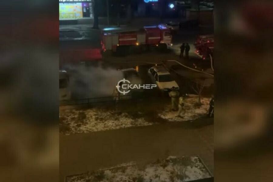Проснулся от хлопка В центре Благовещенска ночью сгорел Prius фото видео