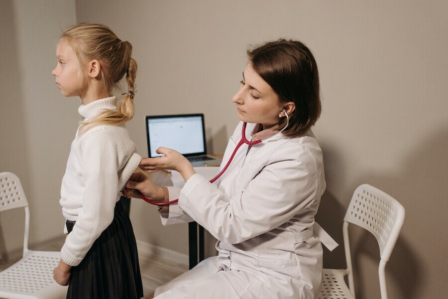 В России завершаются испытания детской вакцины от COVID19 В ближайшее время препарат ждут на Дальнем Востоке