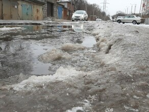 В центре Благовещенска на проезжей части продолжает разливаться вода Улицу сковывает лед фото видео