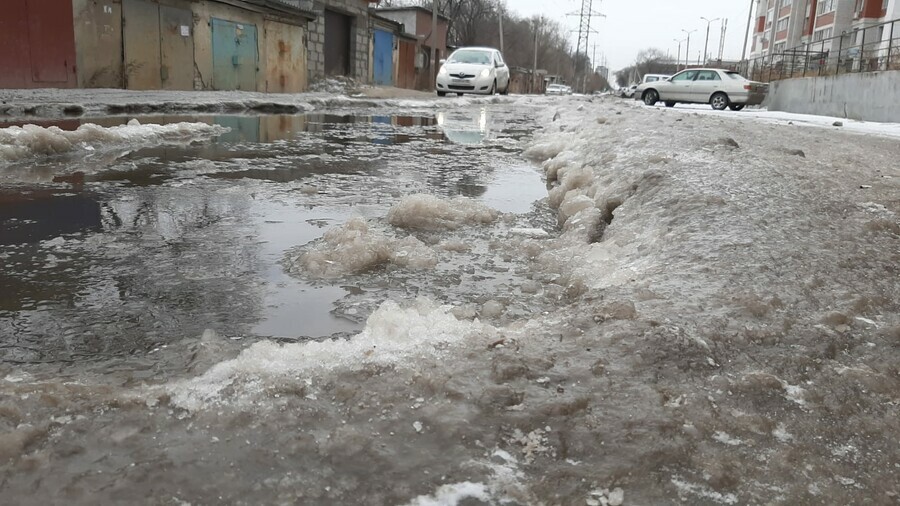 В центре Благовещенска на проезжей части продолжает разливаться вода Улицу сковывает лед фото видео