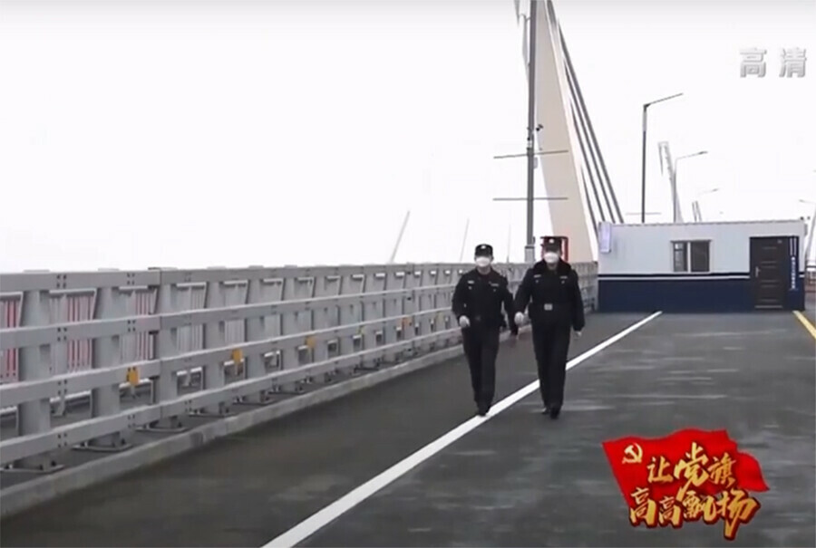 Два китайских пограничника без выходных охраняют мост через Амур пока в Хэйхэ КНР бушует ковид видео