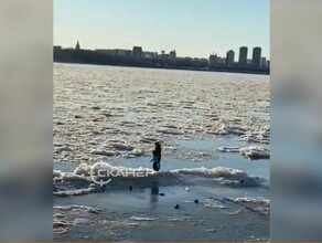 Мать года в Благовещенске заметили женщину с ребенком гуляющую по неокрепшему льду Амура видео