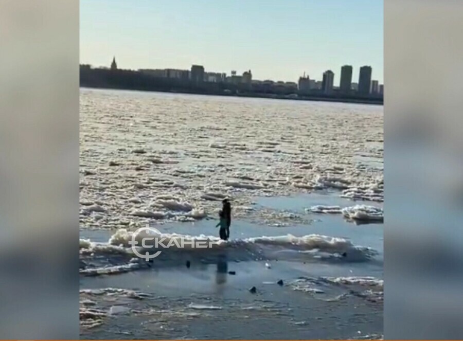 Мать года в Благовещенске заметили женщину с ребенком гуляющую по неокрепшему льду Амура видео