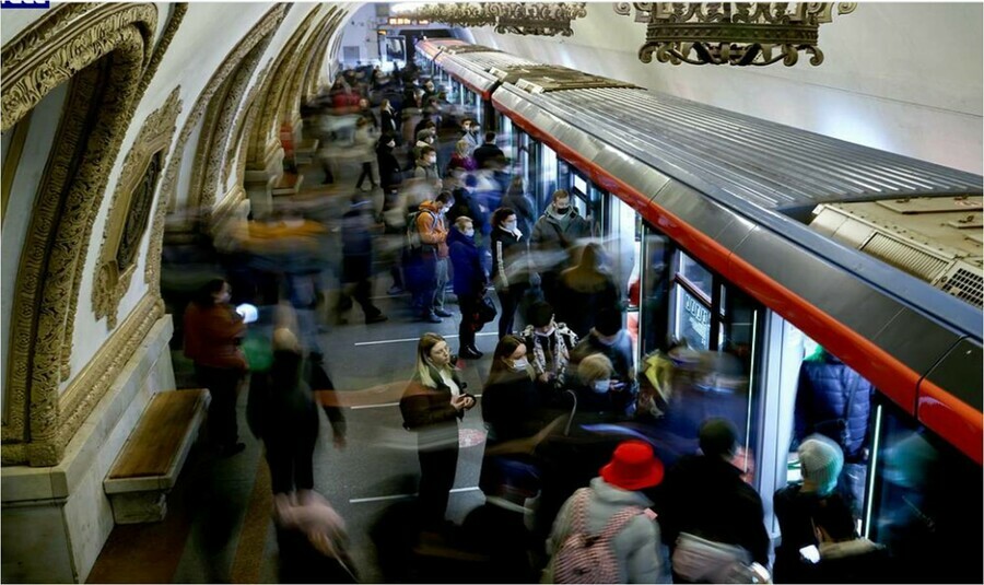 В московском метро один пассажир погиб пытаясь спасти другого