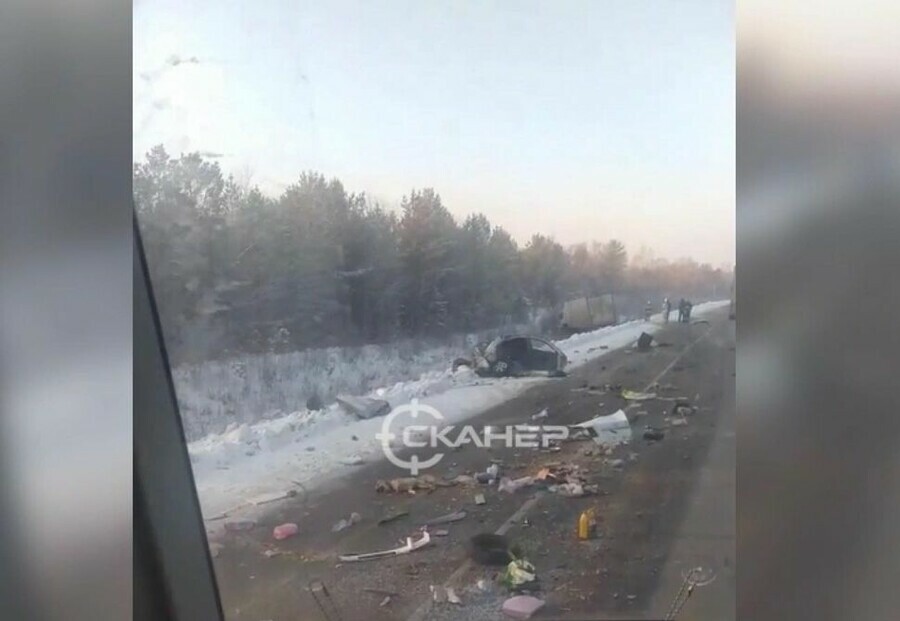 В Амурской области автомобиль с людьми разорвало от столкновения с фурой видео