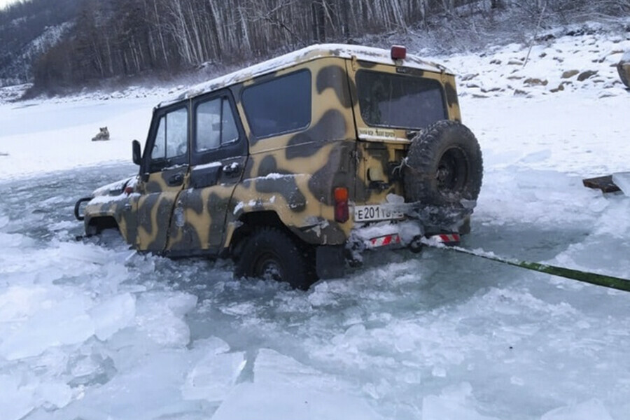В Тындинском районе под лед провалилась машина с водителем фото