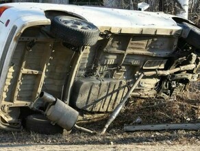 В Свободном машина перевернулась и врезалась в дерево Есть пострадавшие фото 