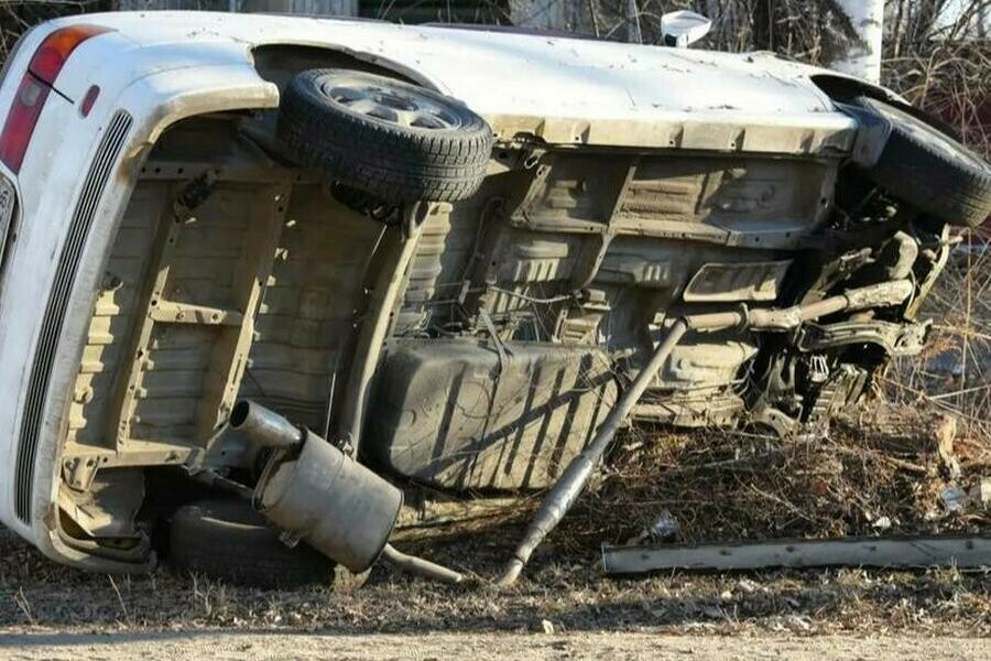 В Свободном машина перевернулась и врезалась в дерево Есть пострадавшие фото 