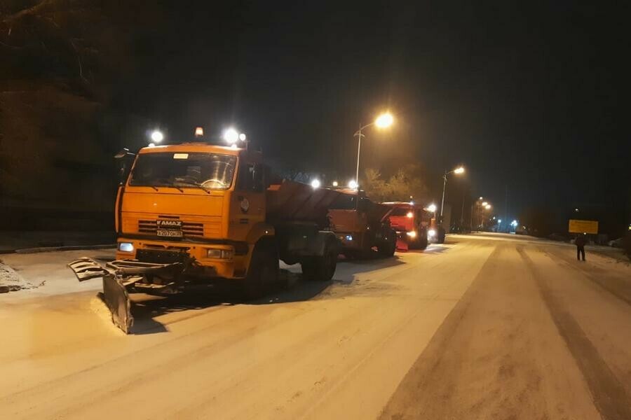 Спецтехника в две смены очищает дороги Благовещенска от снега На каких улицах ведут работы фото