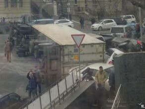 Во Владивостоке фура завалилась на припаркованные авто Сообщается о пострадавших фото видео