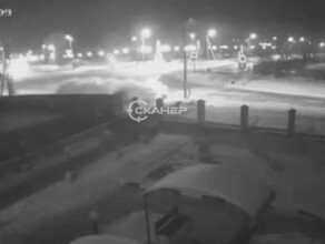 Нехороший перекресток В Свободном неизвестное авто снесло светофор забор и скрылось видео