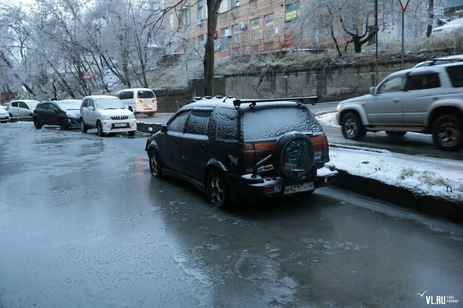 Дорогое такси заледеневшие деревья и скользкие дороги на Владивосток снова обрушился ледяной дождь фото