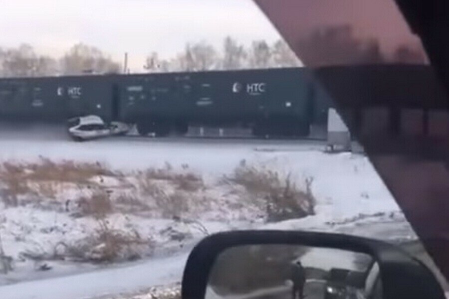 Под Барнаулом поезд несколько километров тащил легковушку Автомобилист погиб видео