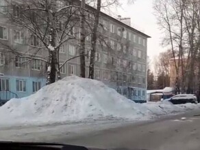 В Райчихинске дети сделали горку из огромного сугроба прямо у дороги