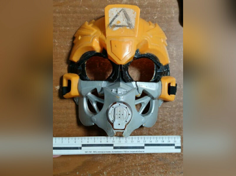 В Амурской области покупатели помогли задержать налетчика грабившего магазины в маске робота
