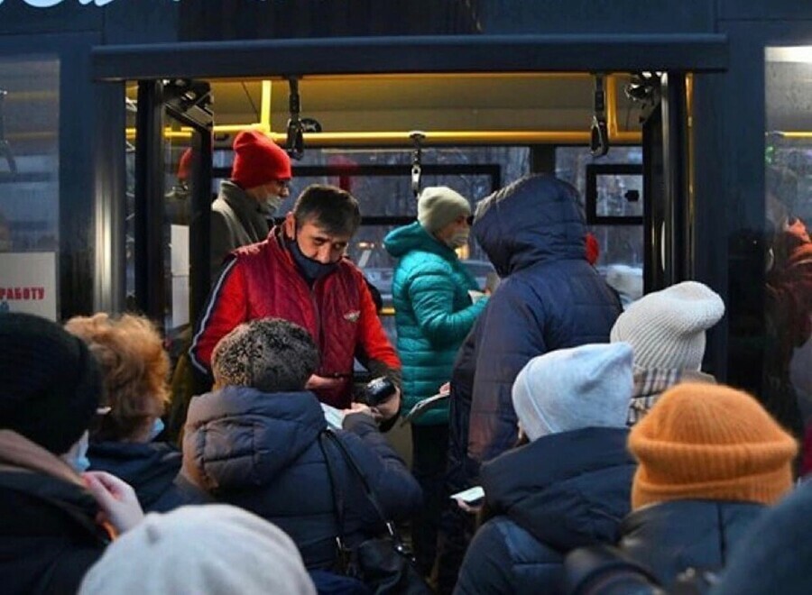 В Казани взлетели цены на такси после введения QRкодов в общественном транспорте