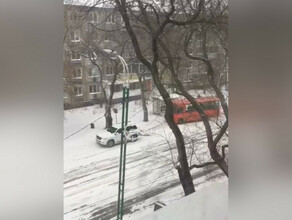 В Благовещенске автобус застрял в снегу На помощь пришел внедорожник видео
