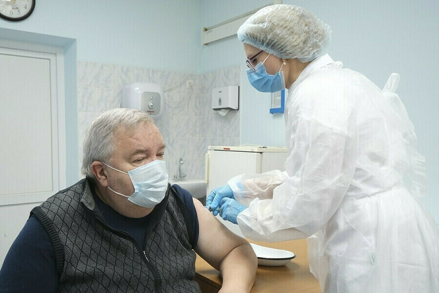 В Амурской области власти думают как мотивировать пожилых жителей к вакцинации от COVID19