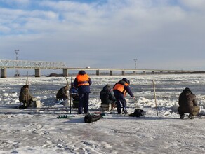 В Благовещенске специалисты выявляют любителей выйти на тонкий лед и половить рыбку фото