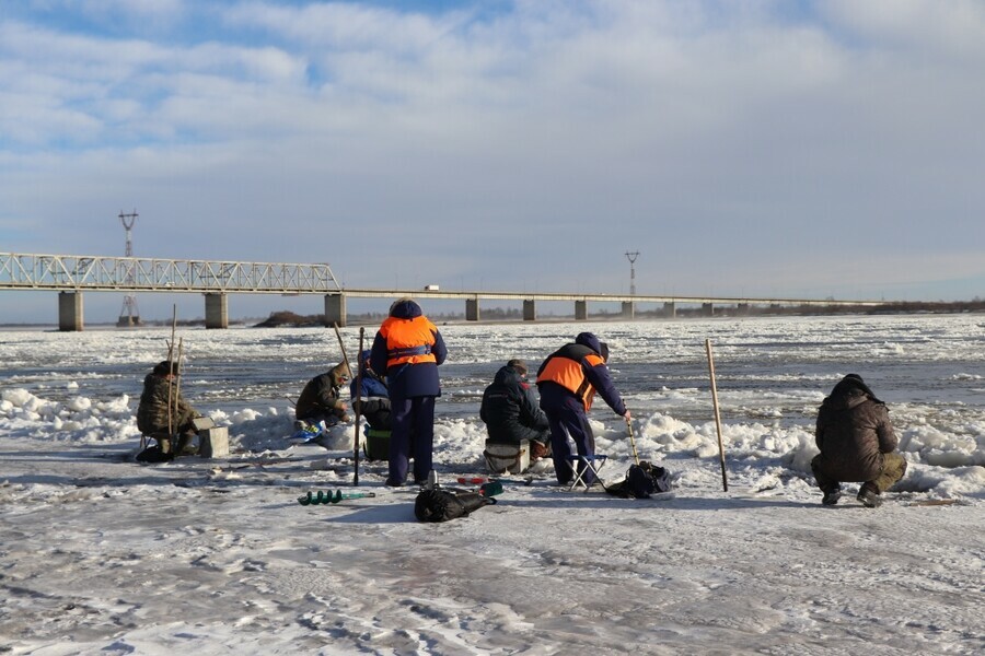 В Благовещенске специалисты выявляют любителей выйти на тонкий лед и половить рыбку фото
