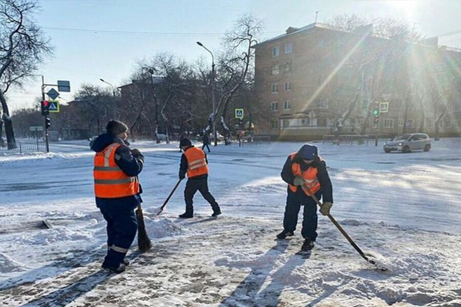 Снегоуборочные машины в Благовещенске работают днем и ночью Где убирают 