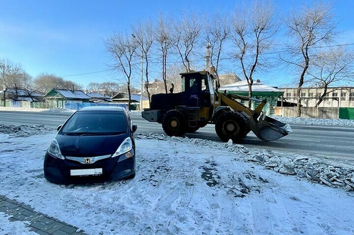 В мэрии рассказали как благовещенские автомобилисты мешают очищать улицы от снега и наледи фото