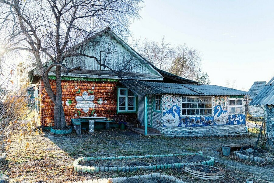 Дом с пластиковыми узорами из Амурской области выбыл из конкурса на звание самого необычного артобъекта России