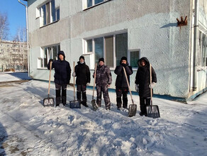 На уборку снега в Благовещенске вышли студенты и волонтеры 